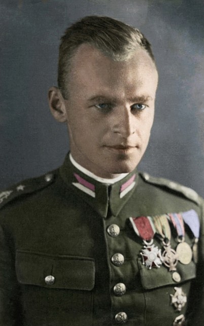 [Imagen: Witold_Pilecki_in_color-402x640.jpg]
