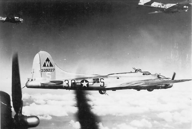 33 Beautiful Images of B-17 Flying Fortress In Flight