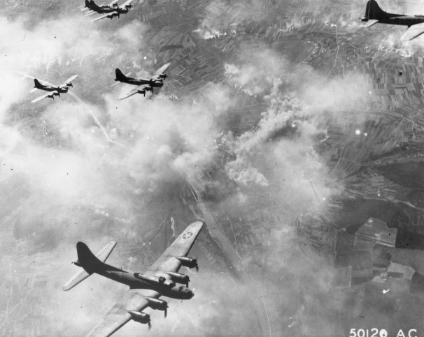 33 Beautiful Images of B-17 Flying Fortress In Flight