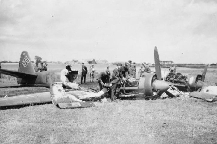 22 Incredible Images Of Crashed Luftwaffe Planes During The Battle Of ...