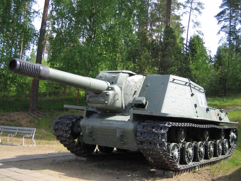 watch-isu-152-with-massive-152-4-mm-howitzer