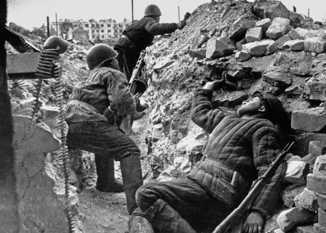 Incredible Urban Combat Pictures From Stalingrad - Not One Step Back