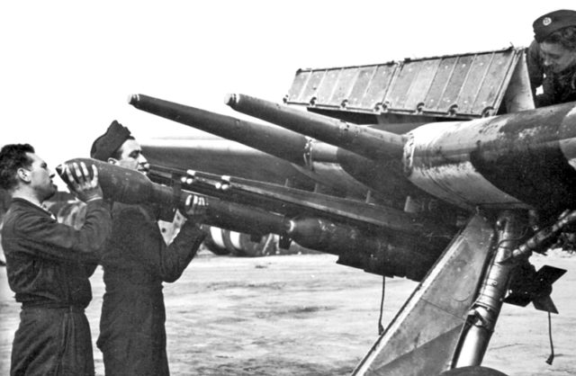 Fusées chargées sur les rails de lancement d'un Hawker Typhoon de la RAF, vers 1944;