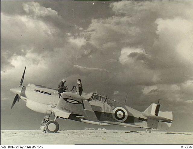 Waffenschmiede arbeiten an einem Tomahawk Mk.II von No. 3 Squadron RAAF in Nordafrika, 23. Dezember 1941.