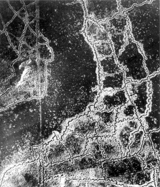 uma fotografia de reconhecimento aéreo das trincheiras opostas e da terra de ninguém entre Loos e Hulluch em Artois, França, tirada às 19h15 de 22 de julho de 1917. As trincheiras alemãs estão à direita e ao fundo, as trincheiras Britânicas estão em cima à esquerda. A linha vertical à esquerda do centro indica o curso de uma estrada ou pista pré-guerra.