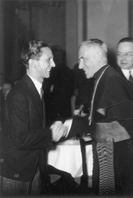 O ministro da propaganda nazista Goebbels dá as boas-vindas ao Nuncio Orsenigo ao Ministério da Propaganda.Foto:Bundesarchiv, Bild 183-H26877 / CC-BY-SA 3.0