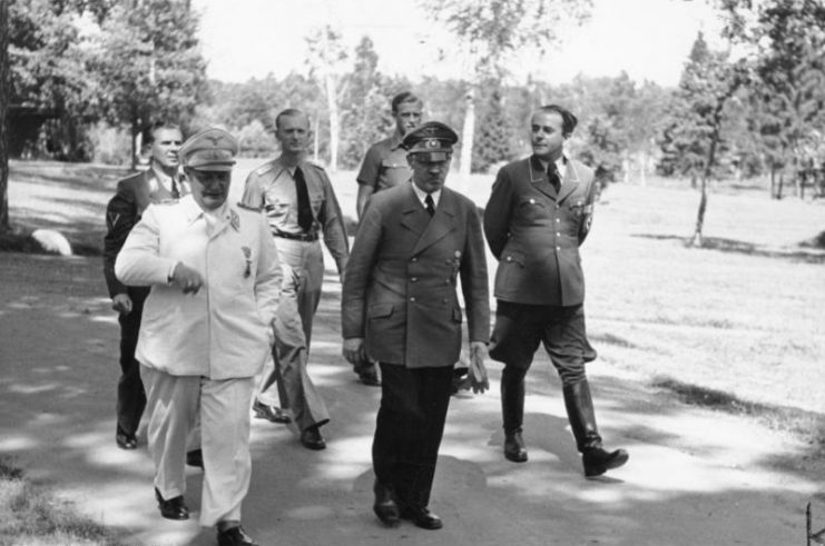 Göring mit Hitler und Albert Speer, 10. August 1943.Foto: Bundesarchiv, Bild 146-1977-149-13 / Heinrich Hoffmann / CC-BY-SA 3.0