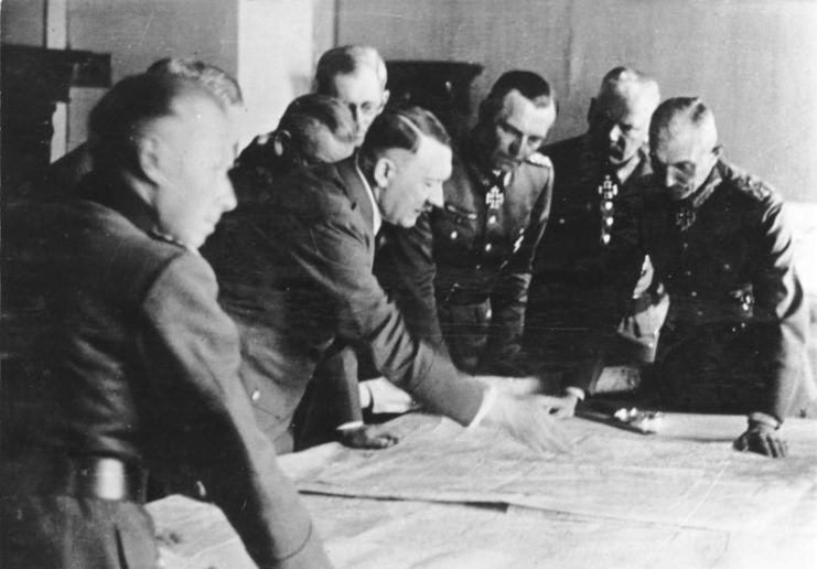 Hitler während einer Besprechung im Hauptquartier der Heeresgruppe Süd im Juni 1942.Foto: Bundesarchiv, Bild 183-B24543 / CC-BY-SA 3.0