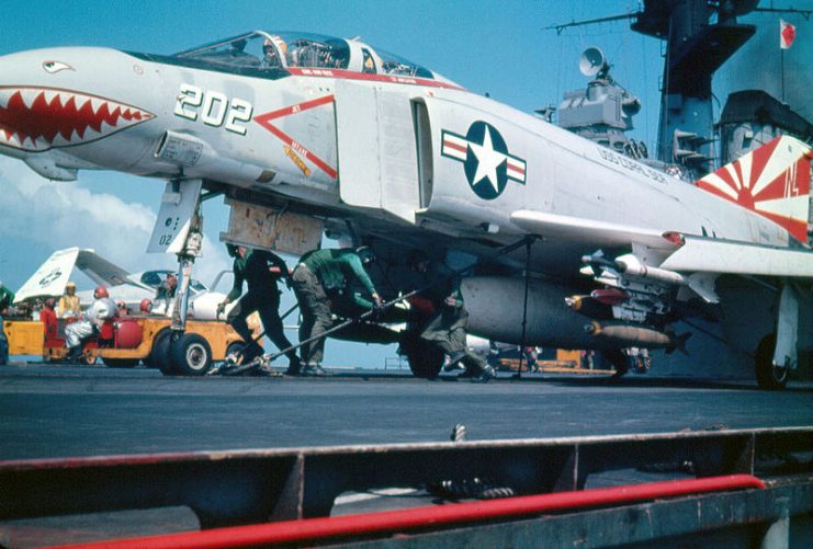 McDonnellDouglas F-4B Phantom II av fighter squadron VF-111 Sundowners på väg att lanseras från hangarfartyget USS Coral Sea under en utplacering till Vietnam 1971/2.Den är beväpnad med AIM-9D Sidewinder missiler och MK 82 (500 lb/227 kg) bomber. Den relativt lilla vapenbelastningen var typisk för Korallhavet på grund av den begränsade katapultkapaciteten.