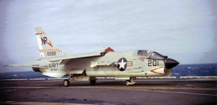 a VF-24 F-8J returning to Hancock in the Gulf of Tonkin.um VF-24 F-8J retornando a Hancock no Golfo de Tonkin.