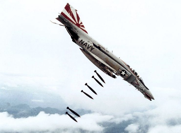 McDonnell F-4B Phantom II of Fighter Squadron VF-111 Sundowners drops 227 kg Mk 82 bombs over Vietnam during 1971. A VF-111-et az USS Coral Sea repülőgép-hordozó fedélzetén a 15-ös légi fuvarozó támadására rendelték, hogy 1971.November 12-től 1972. július 17-ig Vietnamba telepítsék.