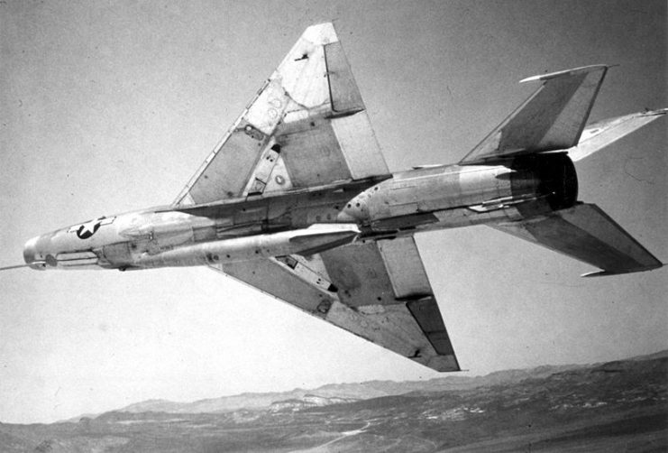 sovětský MiG-21 v amerických národních značkách. Jedná se o levý spodní pohled na jeden z dvanácti sovětských letounů Mig-21 Fishbed-C, které létalo americké letectvo pro bojový výcvik vzduch-vzduch.