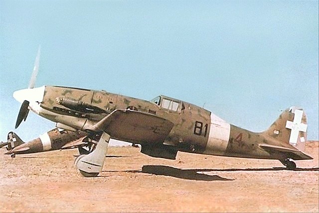 egy korai Macchi C. 202 (nincs rádió árboc) 81 főből álló, 6 főből álló csoport, 1 főből álló Stormo CT