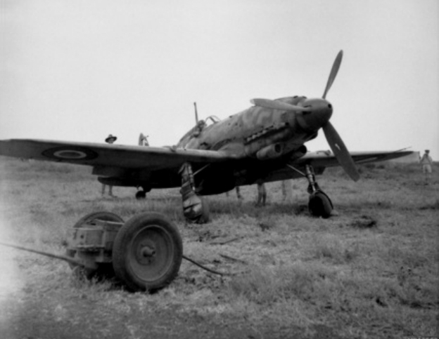 Ein italienisches Macchi C.205 Veltro Flugzeug auf dem Flugplatz Catania, Sizilien (Italien) gefunden