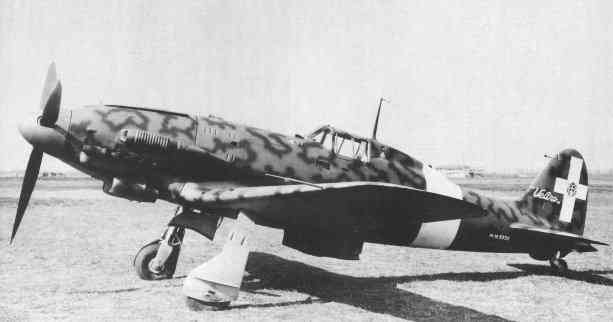 北アフリカのダストフィルターを備えたRegia Aeronautica C.205V。