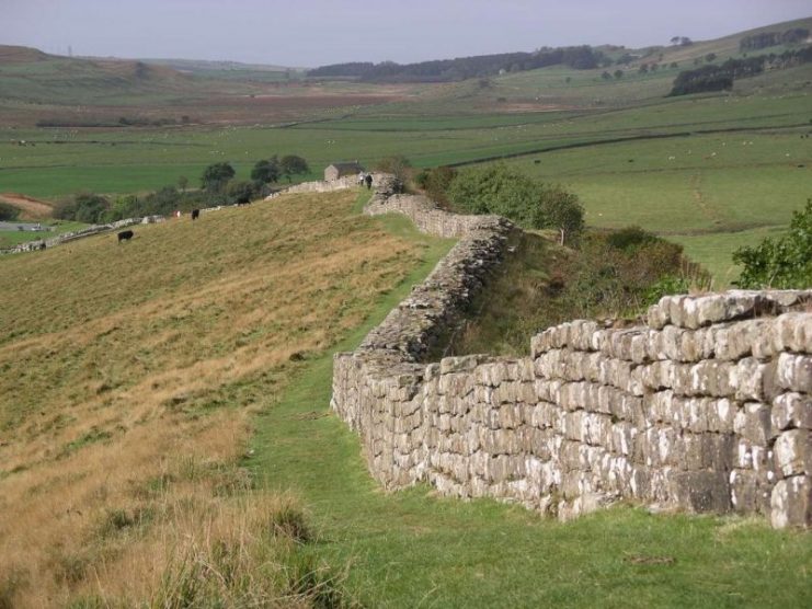 Des sections du mur d'Hadrien subsistent le long du parcours, bien qu'une grande partie ait été démantelée au fil des ans pour utiliser les pierres pour divers projets de construction à proximité.Photographie prise par Velella.