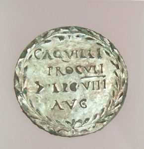 medaillon dat het bezit van Gaius Aquilus Proculus aangeeft. Foto: Kleuske / CC BY-SA 3.0