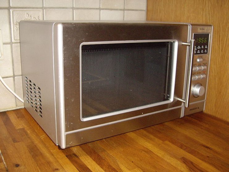 800px Microwave Oven 741x556 