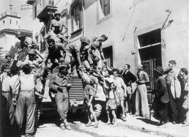 brasilialaiset sotilaat tervehtivät italialaisia siviilejä Massarosan kaupungissa syyskuussa 1944. Kuva: Durval Jr. CC BY-SA 3.0