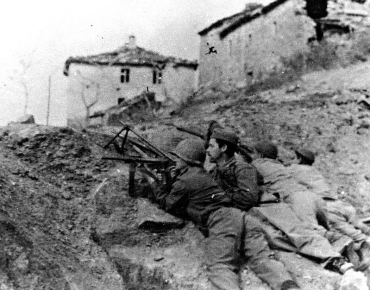 Soldats brésiliens dans une tranchée lors de la bataille de Montese, avril 1945.