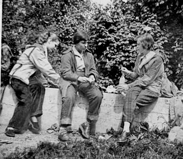 Edda Göring (esquerda) em uma excursão de classe do St. Anna Oberrealschule em Munique por volta de 1954