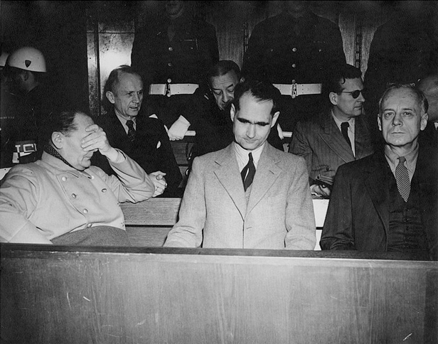 Defensores nos Julgamentos de Crimes de Guerra de Nuremberga. Hermann Goring (à esquerda)