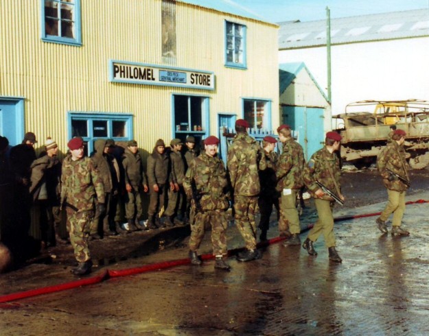 Falkland Islands Declared Mine Free After 10 Year Effort Four Decades   Members Of The British Parachute Regiment Guard Argentine Prisoners At Port Stanley Image By Griffiths911 Cc By Sa 30 