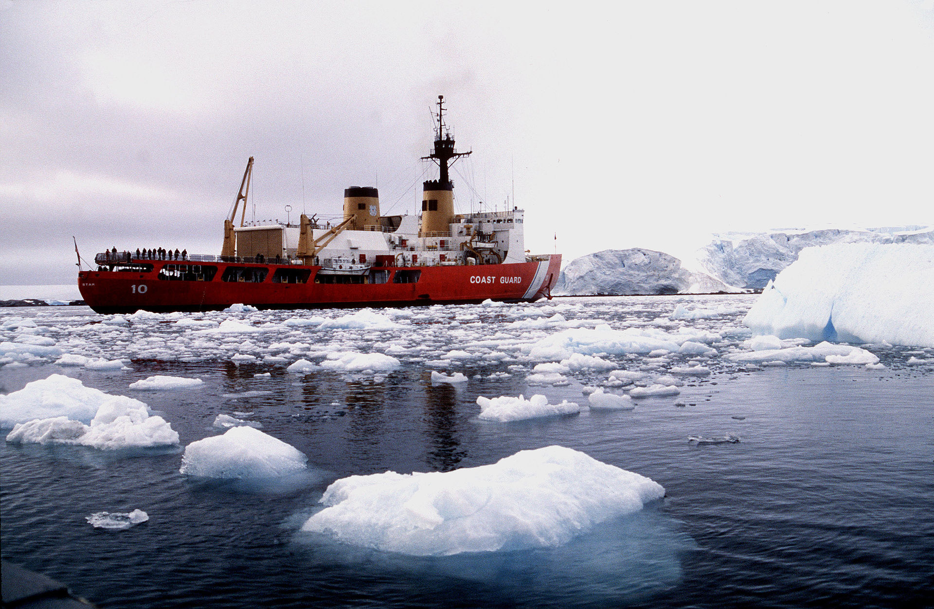 The U.S. Coast Guard icebreaker USCGC Polar Star (WAGB-10) at anchor ...