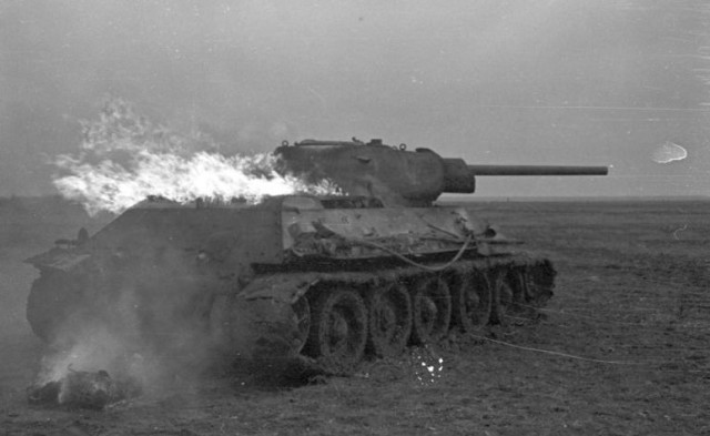 Burning T-34 in 1941. Bundesarchiv