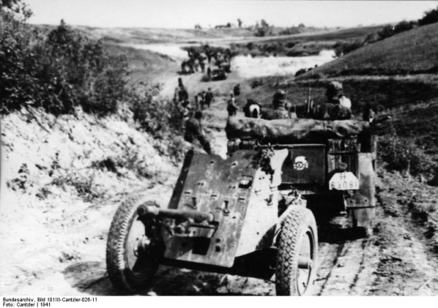 German motorised unit during advance on Smolensk. Note the anti-tank gun PaK 36. Bundesarchiv