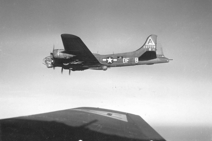 33 Beautiful Images of B-17 Flying Fortress In Flight | War History Online