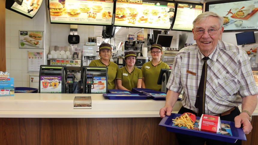 Mcdonalds employee. Макдональдс Лидер гостеприимства. Старый работник Макдональдса. Самый старый макдональдс. Пенсионеры в Макдональдсе.