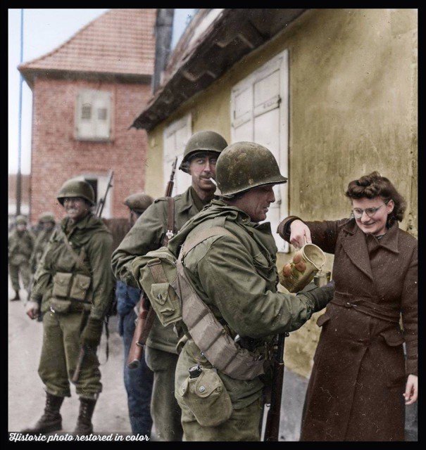 37 beautiful, sad but touching colourised images of WWII | War History ...