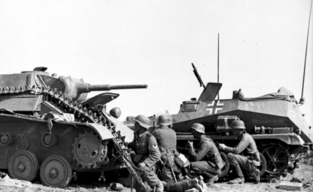 German troops take cover behind a knocked out T-70 light tank, summer 1942