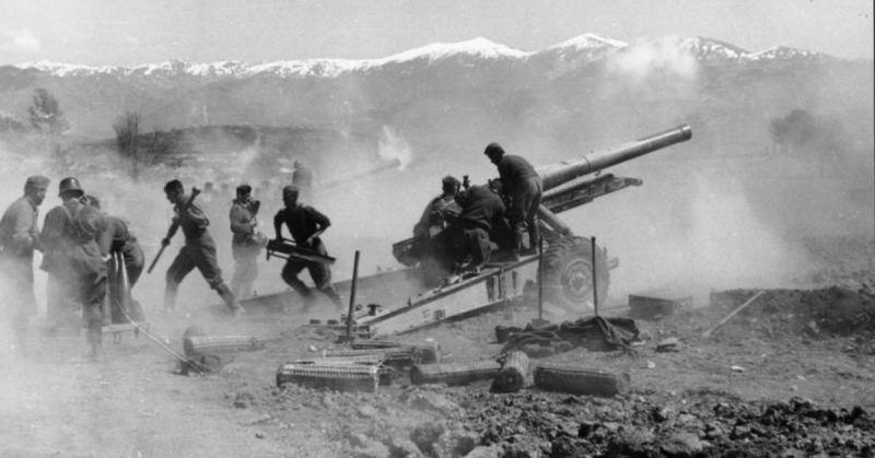 German troops shell defenders from the Greek mountaintops. Bundesarchiv - CC BY-SA 3.0