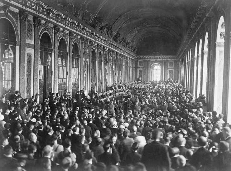 Crowd gathered in the Galerie des Glaces of the Palace of Versailles