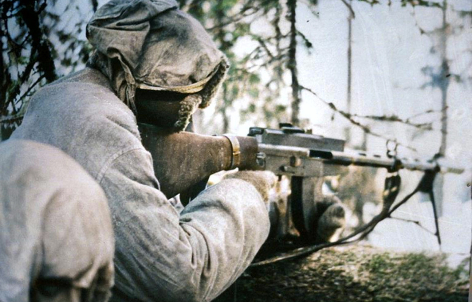 Finnish soldier aiming a Lahti-Saloranta M/26