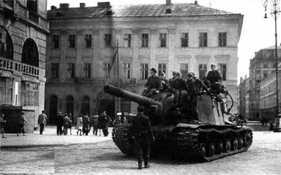 The Destroyer of Beasts: ISU-152 Self-Propelled Artillery | War History ...