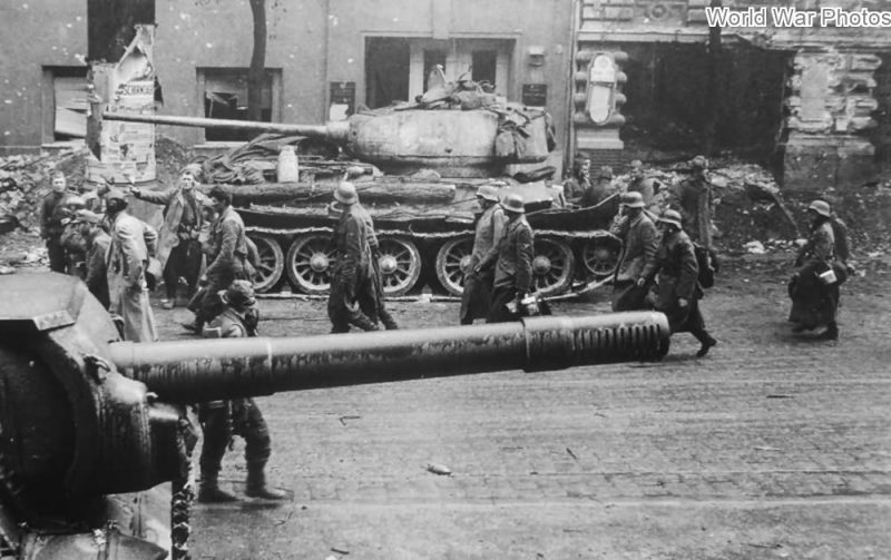 The Destroyer of Beasts: ISU-152 Self-Propelled Artillery | War History ...