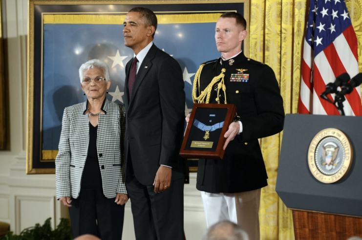 Alice Mendoza standing with Barack Obama and an unnamed soldier