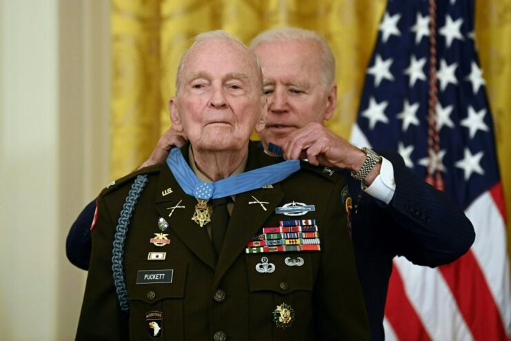 Joe Biden placing the Medal of Honor around Ralph Puckett's neck