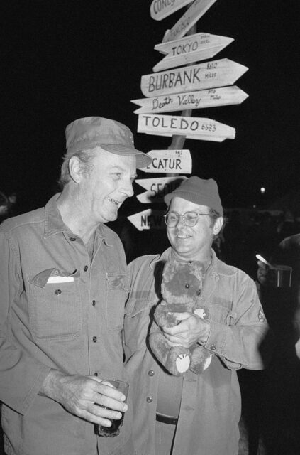 Larry Linville standing with Gary Burghoff