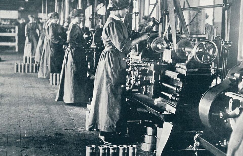 Munitionettes working at machines