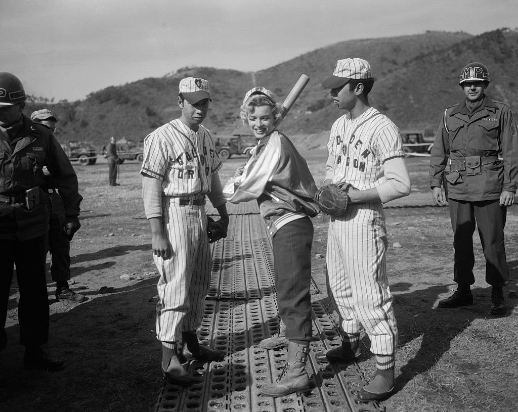 Iconic Photos of Marilyn Monroe Entertaining American Troops in Korea ...