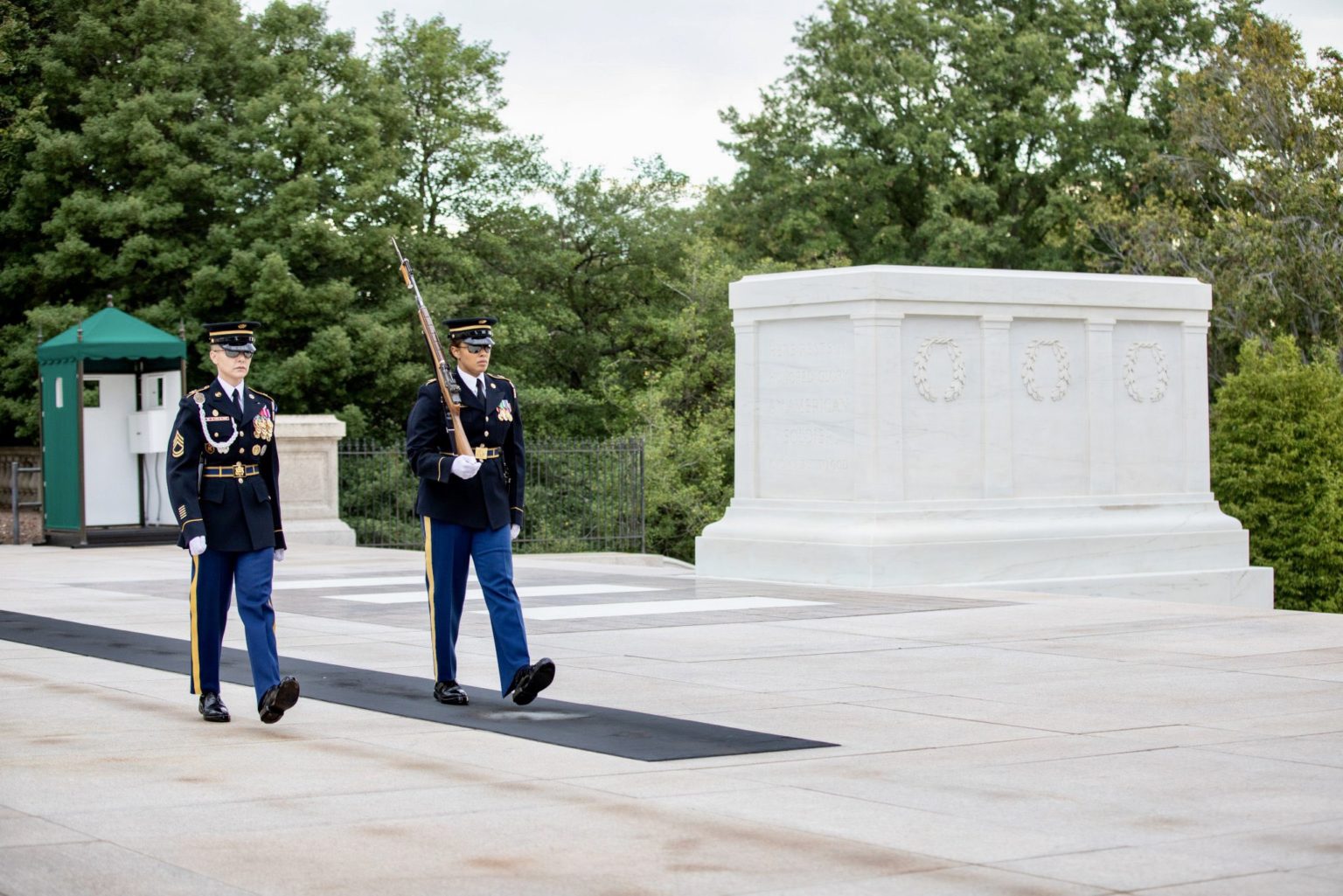 Tomb of the Unknown Soldier Has First All-Female Guard Change | War ...