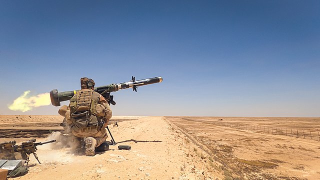 Norwegian soldier firing an FGM-148 Javelin in the middle of a desert area