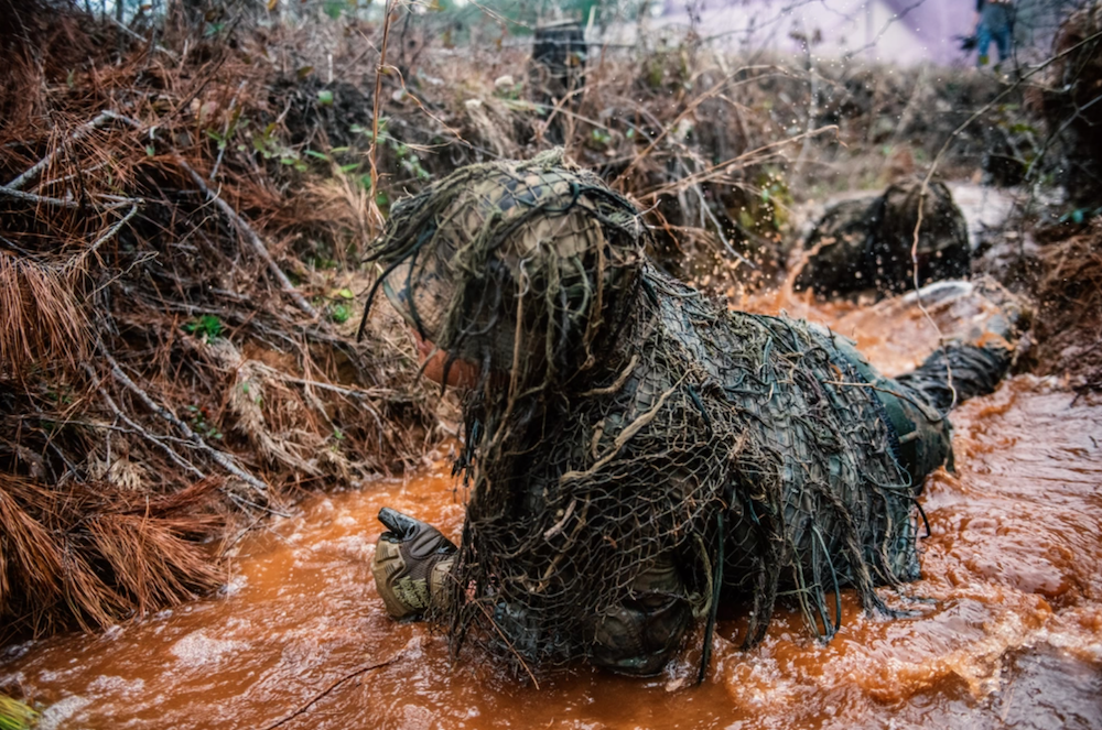 Defeat the tacet discords covered in mud. Мусорный Гилли. Камуфляж грязь. Снайпер в Гилли.