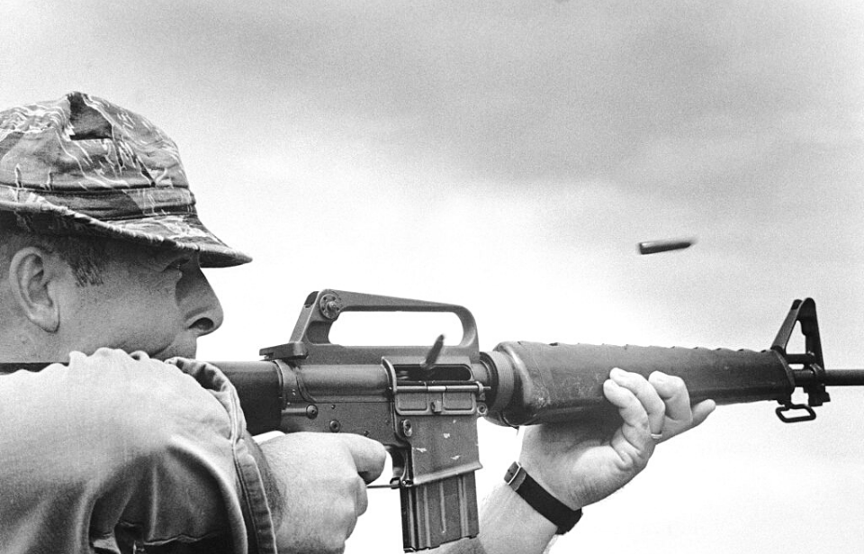 US Troops in Vietnam Hated the M16 So Much They Picked Up the Enemy's  AK-47s