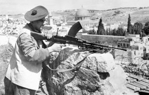 British soldier aiming a Bren light machine gun