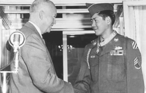 Dwight Eisenhower shaking Hiroshi Miyamura's hand